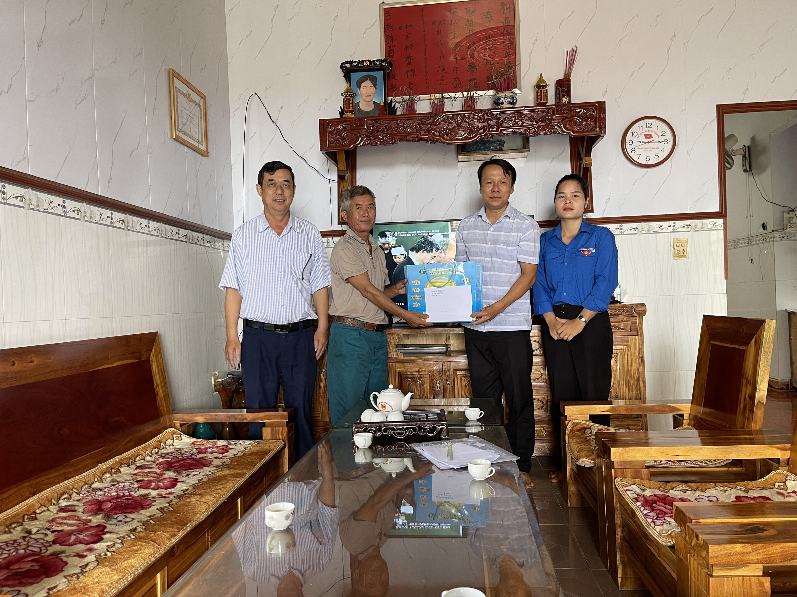 Lãnh đạo xã Ea H'đing thăm hỏi tặng quà các gia đình chính sách nhân kỷ niệm 77 năm ngày Thương binh-Liệt sỹ (27/07/1947-27/07/2024)